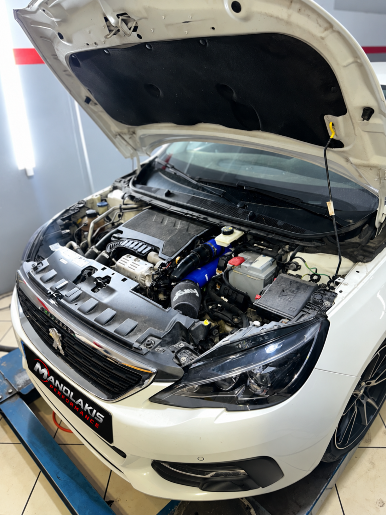 Peugeot 308 1.2 PureTech 2018 με ανοιχτό καπό στο Manolakis Performance